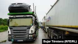 Kamioni srpskih registarskih oznaka na graničnom prelazu Merdare, 15. juni 2023.