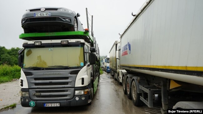 Kamionë transportues me targa të Serbisë në pikën e kalimit kufitar në Merdare.