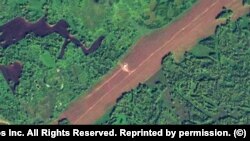 Спутниковый снимок самолёта в поле