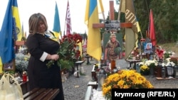 Ирина Добробабенко у могилы мужа