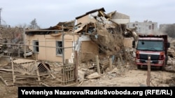 Приватний будинок у Запоріжжі після удару російської ракети. Під його руїнами загинули двоє людей: чоловік 35 років та дівчинка восьми років