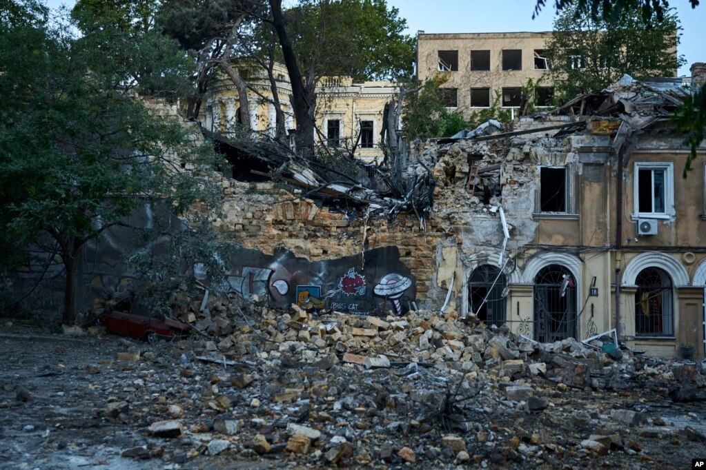 In particolare, la House of Scientists e l'edificio su Zhvanetsky Boulevard sono stati danneggiati