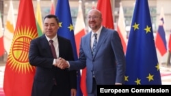 Президенты Кыргызстана и Евросоюза Садыр Жапаров и Шарль Мишель.