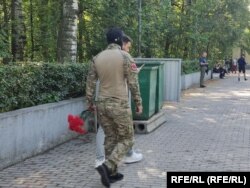 Мужчина в военной форме с нашивками ЧВК "Вагнер" на Серафимовском кладбище