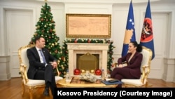 Presidentja e Kosovës, Vjosa Osmani, e priti të hënën në një takim në zyrën e saj liderin e Lidhjes Demokratike të Kosovës, Lumir Abdixhiku, 18 dhjetor 2023.