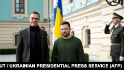 Președintele ucrainean Volodimir Zelenski (dreapta) și președintele Finlandei, Alexander Stubb (stânga), în timpul întâlnirii lor de la Kiev, 3 aprilie 2024.