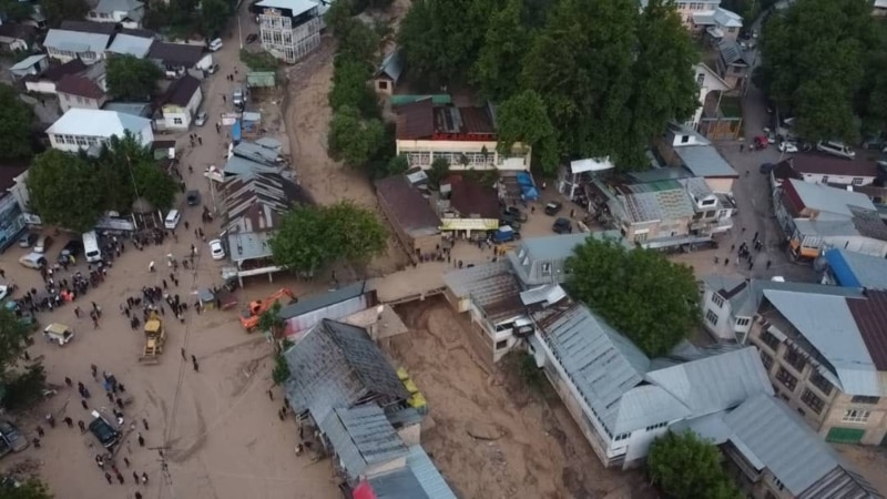 В селе Арстанбап селевые потоки затопили больницу, дома и мосты