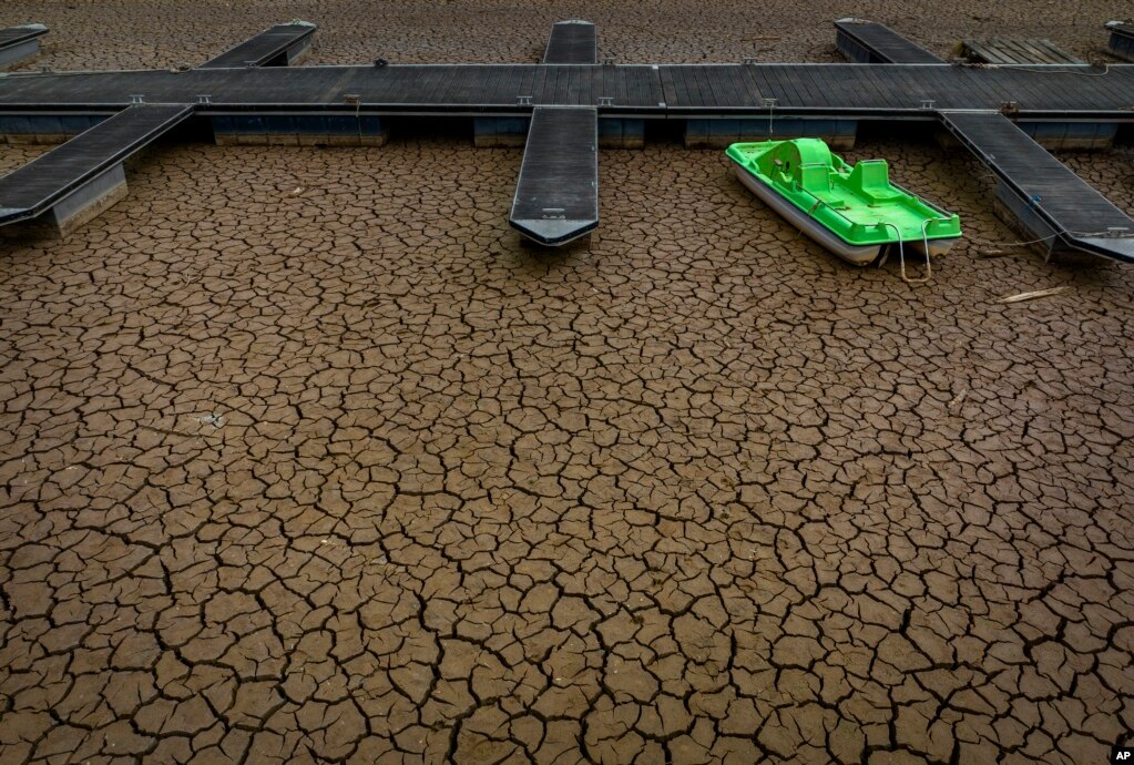 Një varkë e gjelbër me pedale shihet në një pjesë të tharë të rezervuarit Sau, në veri të Barcelonës, Spanjë, më 18 prill 2023.