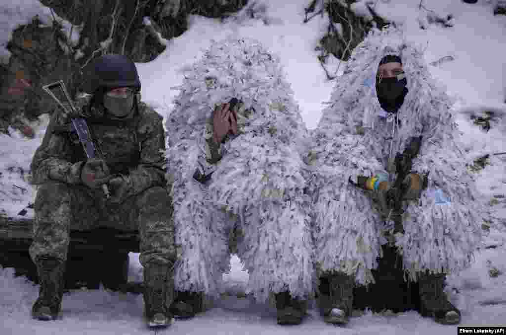 Anëtarët e Batalionit Siberian Rus pro-ukrainas pushojnë në një zonë trajnimi ushtarak afër Kievit. Ushtria e Ukrainës ka formuar një batalion ushtarësh të përbërë tërësisht nga qytetarë rusë që duan të luftojnë kundër pushtimit të Moskës.