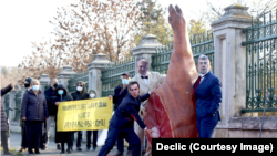 Protest Declic, înfățișând „lupta pentru„ciolan” în fața Parlamentul României, pe 24 aprilie 2021. Sunt reprezentați prin măști Klaus Iohannis, Marcel Ciolacu și Florin Cîțu. 