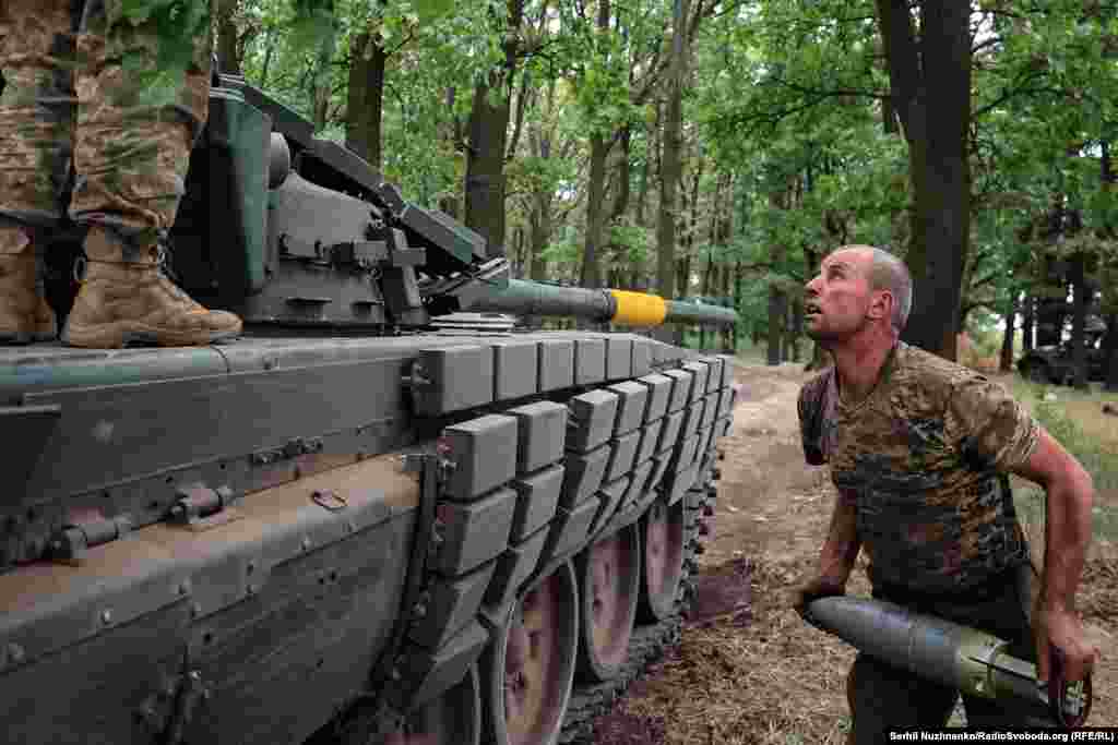 Екіпаж танка дозавантажує боєкомплект для виконання бойового завдання. Донецька область, серпень 2022 року