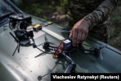 Український військовий налаштовує FPV-дрон під час навчань у Запорізькій області, літо 2023 року