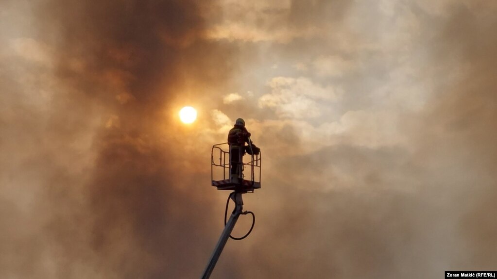 Vatrogasac gasi požar u fabrici Kula u Gradačcu, 10. oktobra 2023. 