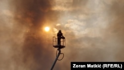 Vatrogasac gasi požar u fabrici Kula u Gradačcu, 10. oktobra 2023. 