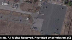 Последствия украинского удара по аэродрому в Луганске на спутниковом снимке Planet.com, сделанном 19 октября 2023 года