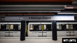 Metrószerelvény az M3-as metróvonal felújított Nyugati pályaudvari állomásán az átadó napján, 2023. március 20-án.