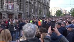 „Не сакам да живеам во насилство“: Илјадници протестираа во Србија по масовните убиства
