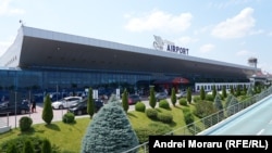 Administrația aeroportului îndeamnă călătorii să vină cu cel puțin trei ore înainte de zborul planificat.