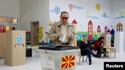 Një burrë duke votuar në rundin e parë të zgjedhjeve presidenciale në Maqedoninë e Veriut, Shkup, 24 prill.