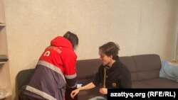 Дониёр Молдабеков, як рӯзноманигори қазоқ, ки чанд руз пеш мавриди ҳамла қарор гирифт.