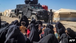 Član kurdskih snaga nadzire grupu žena i djece tokom inspekcije šatora u kampu Al-Hol, Sirija, 28. avgust 2022.
