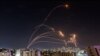 Ізраїльська система протиповітряної оборони «Залізний купол» намагається перехопити ракети, запущені «Хамас» зі смуги Газа. Ашкелон, 8 жовтня 2023 року