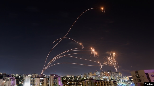 Израильская противоракетная система "Железный купол" перехватывает ракеты, запущенные из сектора Газа, как видно из города Ашкелон, Израиль, 8 октября 2023 года