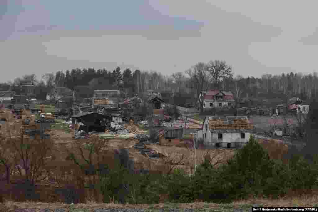 Lerombolt házak Kukhari faluban, nem sokkal azután, hogy 2022 márciusában a területet elfoglalták az orosz csapatok. A következő képen ugyanez a falu látható, 2024 márciusában. A friss fotó rávilágít az újjáépítés gyakran lassú ütemére, amitől különösen a városi központokon kívülre eső területek szenvednek&nbsp;