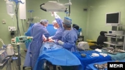 Sebészek műtenek egy beteget egy iráni kórházban (archív kép)