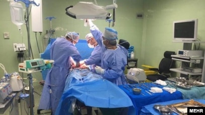 Mjekët në një spital në Iran, duke e operuar një pacient.