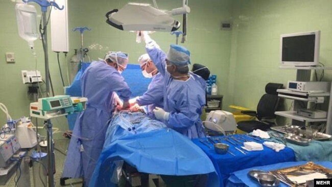 Mjekët në një spital në Iran, duke e operuar një pacient.