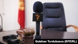 Микрофон с логотипом «Азаттык Медиа» в зале суда. 