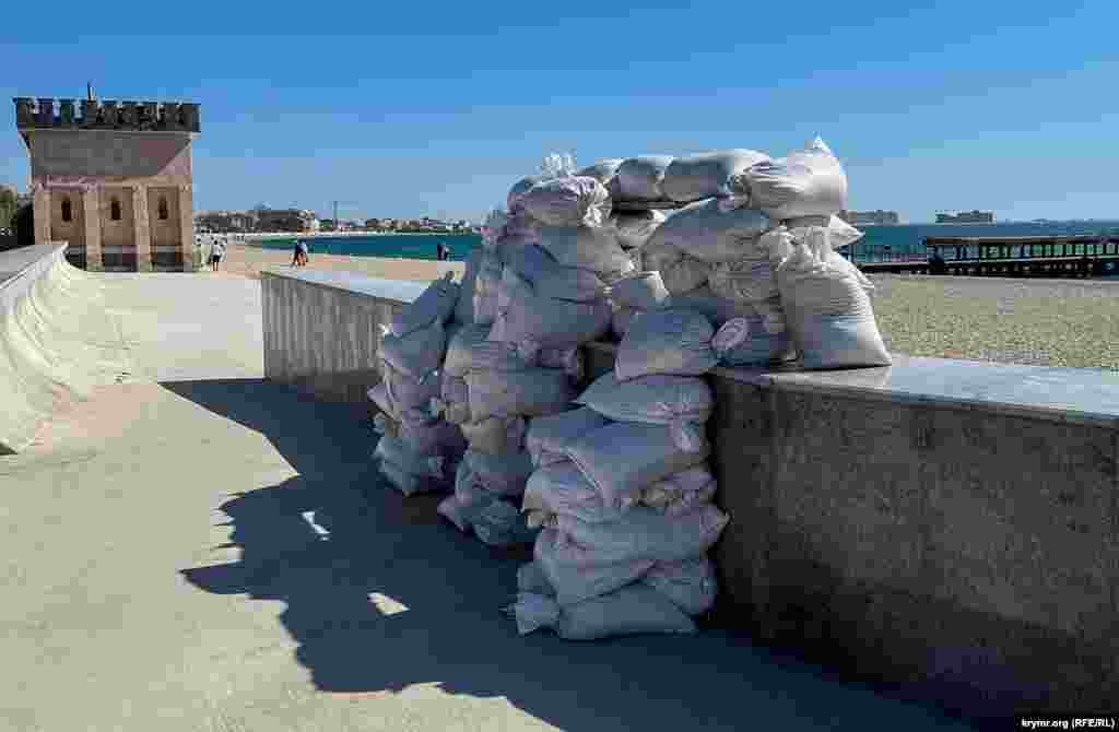 Эти мешки &ndash; пока единственное видимое оборонительное сооружение в пляжной зоне у Карантинного мыса Евпатории
