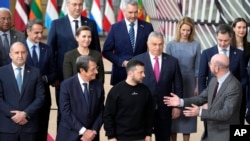 Președintele Consiliului European, Charles Michel (în dreapta-față), discută cu președintele Ucrainei, Volodimir Zelenski, și cu prim-ministrul Ungariei, Viktor Orban, în timp ce pozează alături de alți lideri ai UE la un alt summit la Bruxelles, pe 9 februarie 2023.