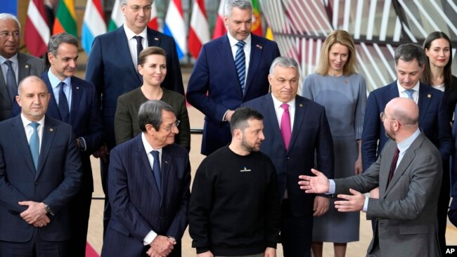 Il presidente del Consiglio europeo Charles Michel (davanti a destra) parla con il presidente ucraino Volodymyr Zelenskiy e il primo ministro ungherese Viktor Orban mentre posano con altri leader dell'UE in un altro vertice a Bruxelles il 9 febbraio 2023.