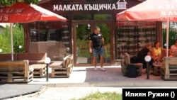 Треньорът и близки на децата всеки ден идват в "Малката къщичка"