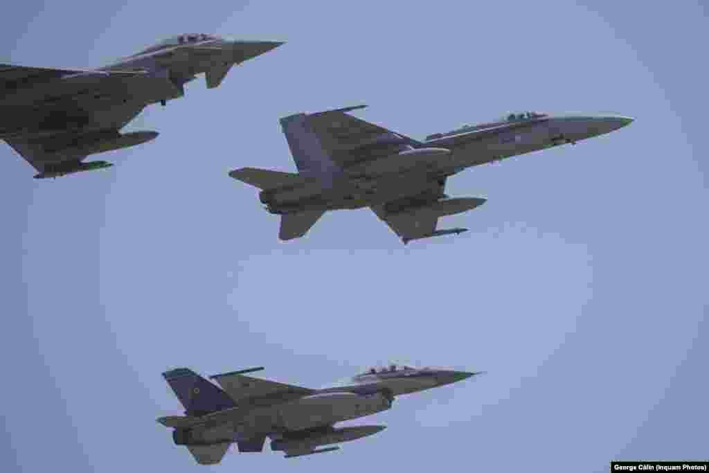 Avioane de luptă F-16 și F-18 Hornet în timpul ceremoniei de la Baza Mihail Kogălniceanu.