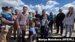 Одна из участниц собрания Айгуль Компакова вместе со своими детьми и внуками. 2 мая 2024 года