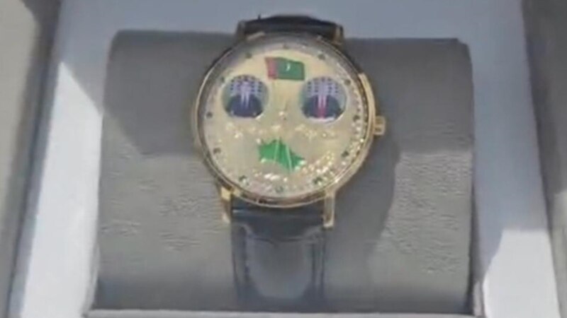 В Туркменистане чиновников обязали покупать часы с изображением Бердымухамедовых