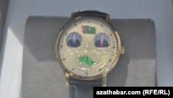 Вартість подарункового годинника (залежно від розміру й дизайну) складає від 1500 ($428) до 3000 ($850) манатів