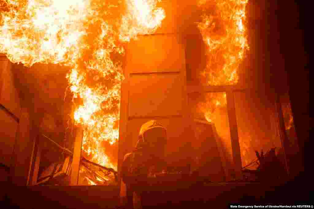 Рятувальник під час ліквідації пожежі в Одесі після ракетного удару по місту. Російські сили атакують місто вже третю ніч поспіль