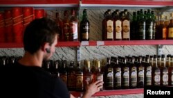 به‌رغم اجرای این ممنوعیت، فروشگاه‌های نوشیدنی الکلی در بغداد و شهرهای دیگر به فعالیت عادی خود ادامه می‌دهند