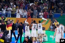 Košarkaši Nemačke slave nakon pobede u finalu, Manila 10. septemba 2023.