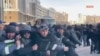 Астанада полиция үкіметтен тұрақты жұмыс беруді талап еткен мұнайшыларды күштеп алып кетті, Жаңаөзен халқы билікке ұсталғандар дереу босатылын деген талап қойды. 11 сәуір, 2023 жыл.