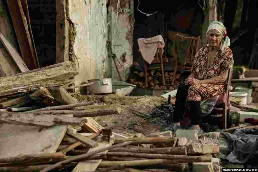 Casa lor, ca multe altele din sat, a fost aproape distrusă de bombardamente. În ciuda condițiilor de trai precare, Mikola refuză să își părăsească mama.