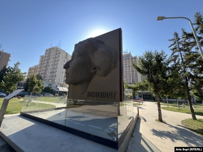 Monumenti Heroinat gjendet në qendër të Prishtinës, përballë obliskut Newborn.