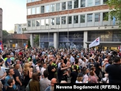 Učesnici protesta okupili su se ispred zgrade RTS-a u Beogradu, 13. april 2024.