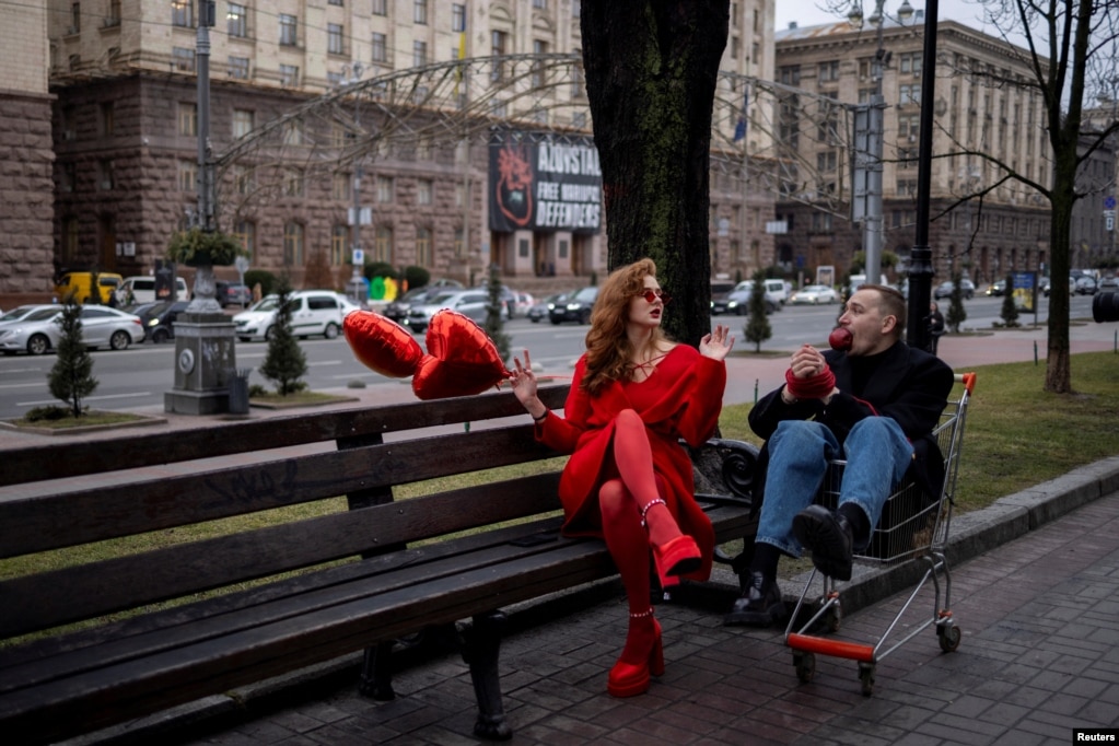 Këngëtarja ukrainase, Gelya Zozulya, duke xhiruar një video në Ditën e Shën Valentinit, në qendër të Kievit, ndërsa sulmet ruse në Ukrainë vazhdojnë, më 14 shkurt 2024.