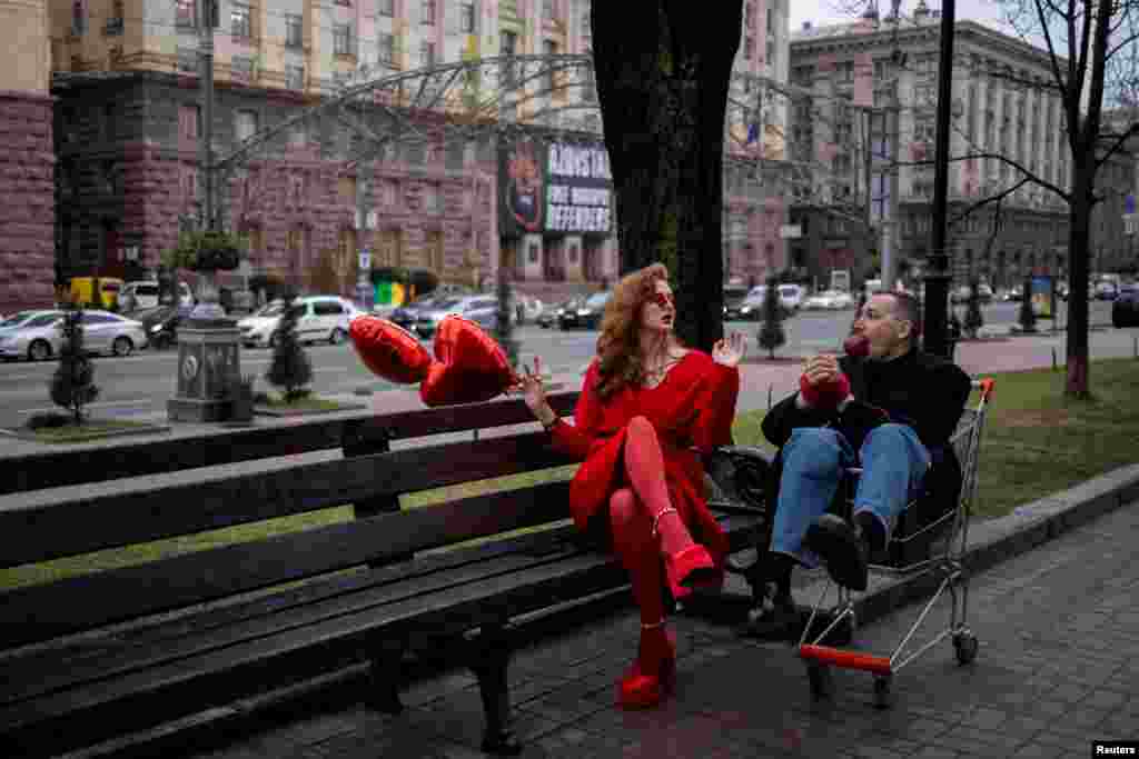 Ukrajinska pjevačica Gelya Zozulya tokom snimanja videa na Valentinovo, usred ruskog napada na Ukrajinu, u središtu Kijeva, Ukrajina 14. februara 2024.&nbsp;