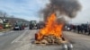 Земеделците подпалиха клада със слама, вълна, фиданки, яйца, зърно и пчелен кошер на пътя София-Варна край село Шереметя във втория ден от националния протест.